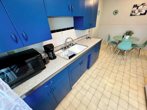 Full Kitchen w Eat in Area