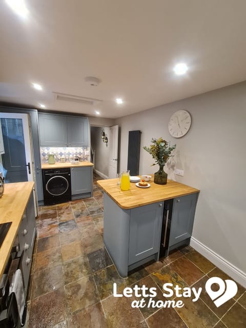 Convenient in-kitchen washer and dryer setup