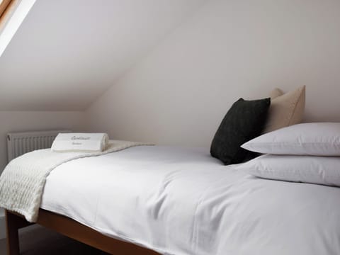 Single bedroom | The Spinney, Carterton