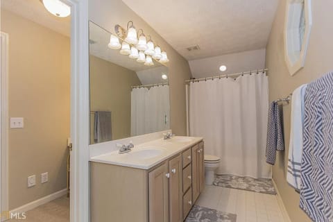 Shower, jetted tub, hair dryer, towels