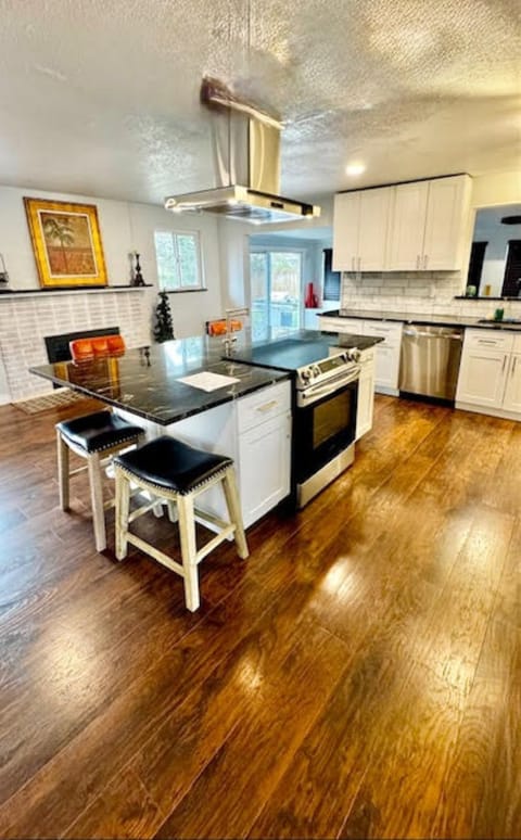 Open kitchen great for entertaining. Stove range and oven in island. Microwave