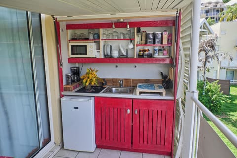 Fridge, microwave, stovetop, coffee/tea maker