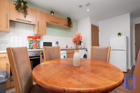 Dining area. Fully equipped with cutlery, crockery and glassware.