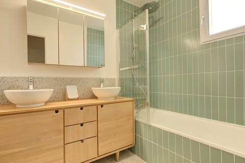 Shower, jetted tub, hair dryer, towels