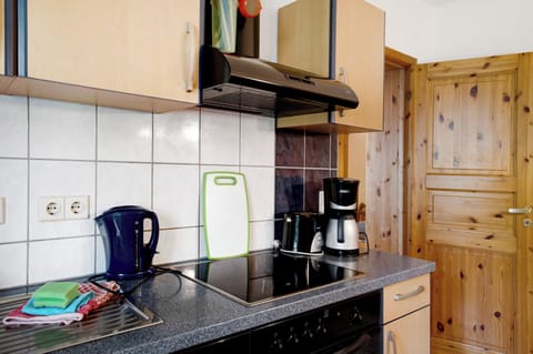 Fridge, oven, stovetop, coffee/tea maker