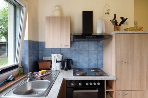 Fridge, oven, stovetop, coffee/tea maker