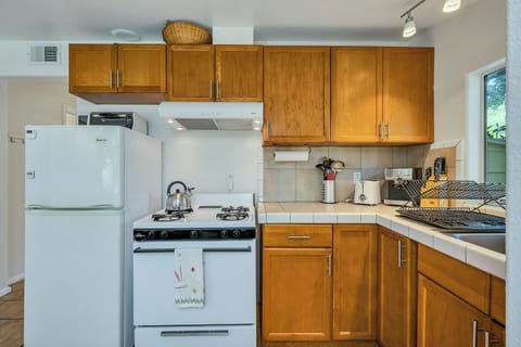 Fully equipped kitchen.