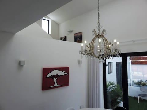 The Cape White Villa / Common space - Art from South