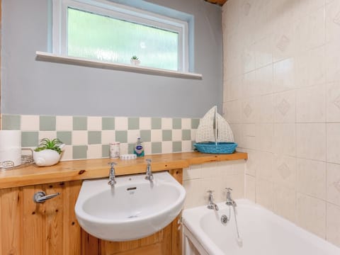 Bathroom | Carraig-Dhubh South - Carraig Dhubh Cottages, Whiting Bay