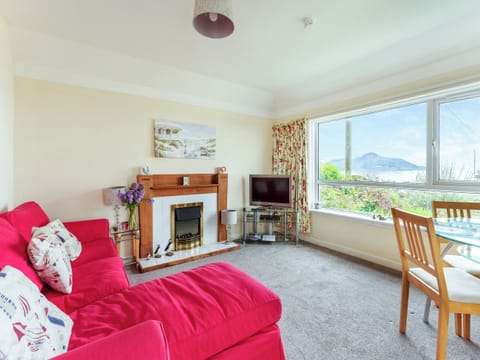 Living room/dining room | Carraig Dhubh Cottage - Carraig Dhubh Cottages, Whiting Bay