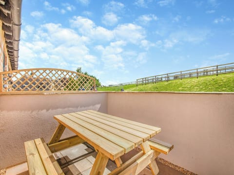 Terrace | The Old Stables 2 - Quarry Hill Farm, Shipton-Under-Wychwood