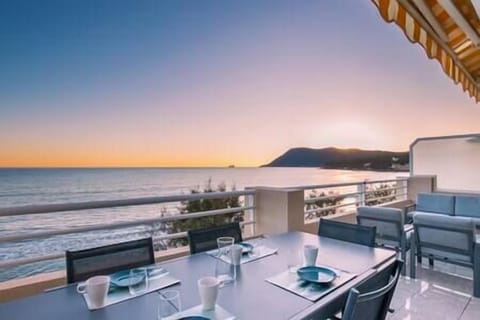 [Terrasse] Coin repas et salon en plein air face à l'océan. (2)