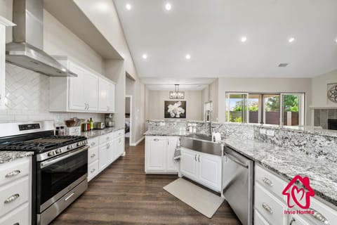 Indulge in Luxury: Elegant Irvie Home with Gourmet Kitchen, Granite Countertops & Modern Amenities - Perfect for Culinary Adventures and Relaxing Getaways. Book Your Dream Stay!