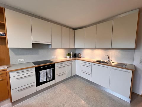 Küche mit kleinem Essbereich