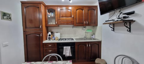 Fridge, oven, stovetop, coffee/tea maker