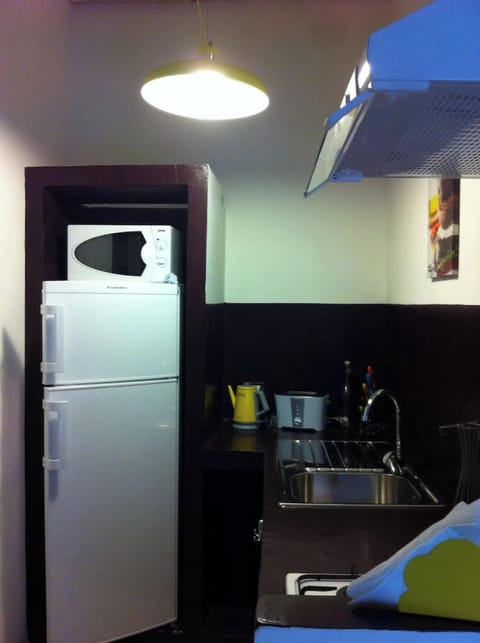 Fridge, microwave, oven, coffee/tea maker