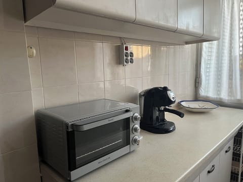 Fridge, stovetop, coffee/tea maker, electric kettle