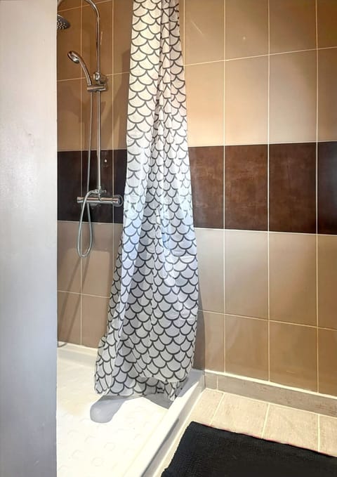 Shower, towels