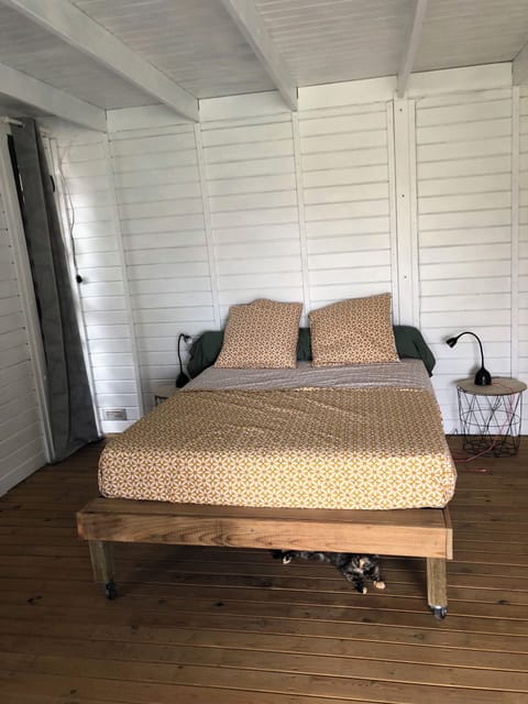 1 bedroom, bed sheets