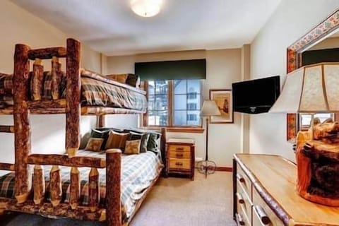 4 bedrooms, iron/ironing board, internet, bed sheets