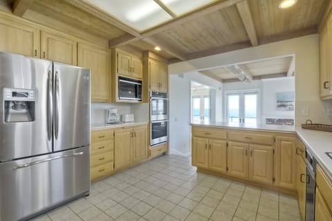 Welcome to this expansive kitchen.