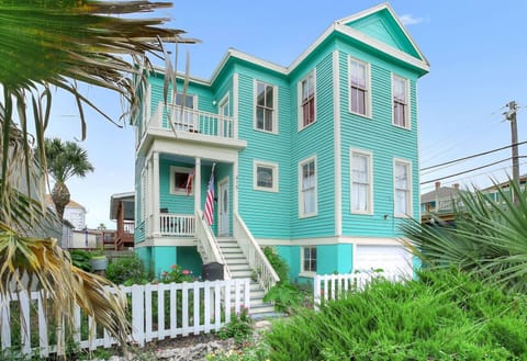 Front view of Salty Air Retreat near our historical district! Walk to some of the best local restaurants.