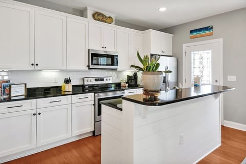 Fridge, stovetop, coffee/tea maker