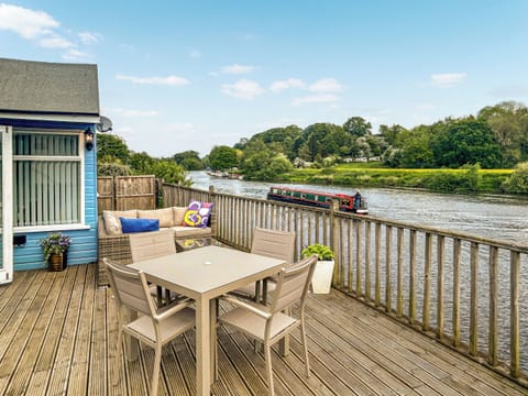 Sitting-out-area | Osokozy Cottage, Shrawley, near Worcester