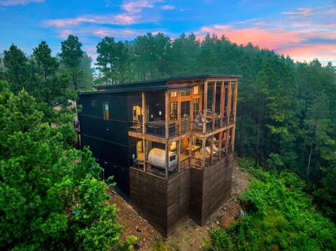 Oakley's Overlook sits high above Broken Bow, offering sweeping, unobstructed views of the stunning Kiamichi Mountains. This mountaintop retreat delivers scenery that truly steals the show.