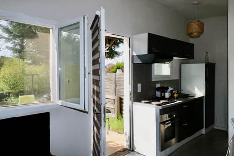 Fridge, oven, coffee/tea maker