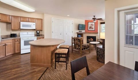 worldmark-big-bear-2-bedroom-kitchen-living-664x386_enhanced