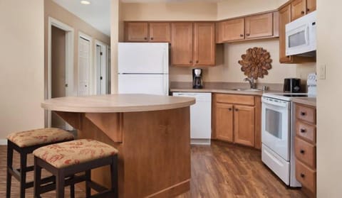 worldmark-big-bear-kitchen-664x386_enhanced