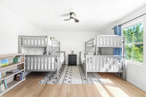 5 bedrooms, desk, iron/ironing board, travel crib