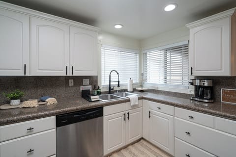 4821 Kitchen Sink Side