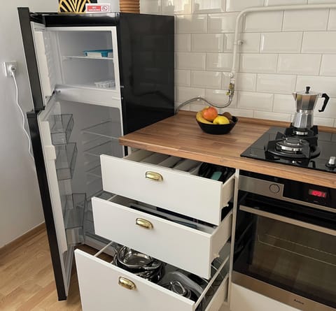 Fridge, oven, stovetop, coffee/tea maker