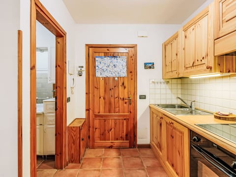 Cabinetry, Property, Countertop, Kitchen Sink, Sink, Door, Drawer, Wood, Building, Kitchen