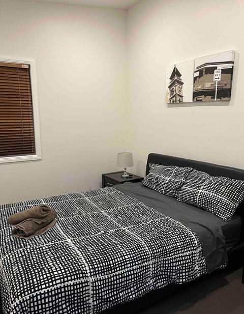 3 bedrooms, desk, iron/ironing board, bed sheets