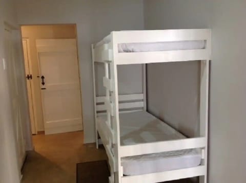 3 bedrooms, iron/ironing board, bed sheets