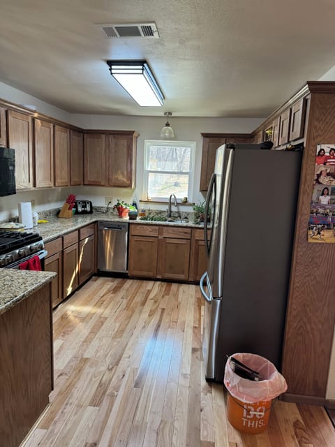 Fully equipped kitchen to prepare and serve meals