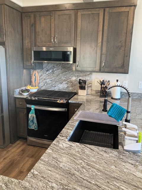 Oven 5 burners and air fryer.
Large, deep country style black granite sink.