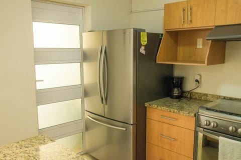 Fridge, oven, stovetop, coffee/tea maker