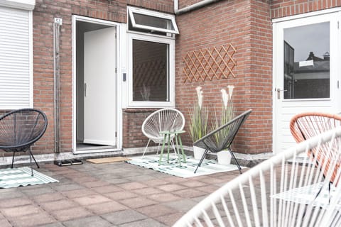Relax and unwind in style with comfortable outdoor seating designed for every season
Spend the night at Bed en Koffie in Tilburg Centrum in a stylish apartment, close to the Efteling, Beekse Bergen and Poppodium 013.