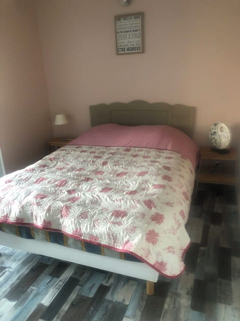 1 bedroom, bed sheets