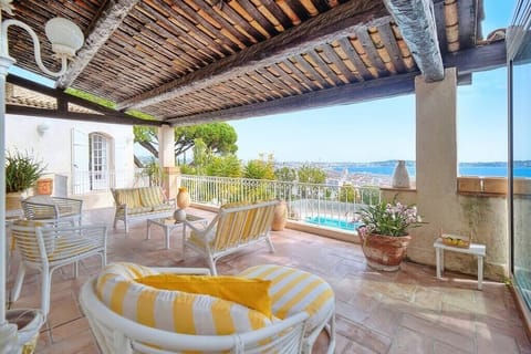 Patio - View of the sea and pool
