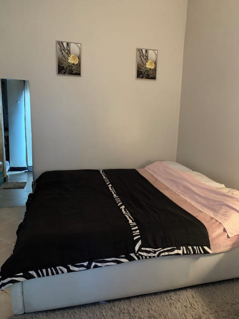 1 bedroom, bed sheets