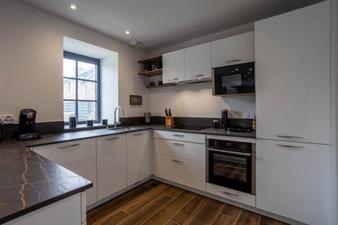 Charming house in Ploumanach with 3 bedrooms, close to the sea and hiking trails. Private garden, terrace, and parking. Ideal for family or friend getaways.