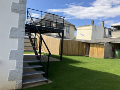 Charming house in Ploumanach with 5 bedrooms, close to the sea and hiking trails. Private garden, terrace, and parking. Ideal for family or friend getaways.