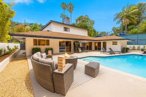 Spacious and cozy backyard; large pool and comfortable outdoor furniture