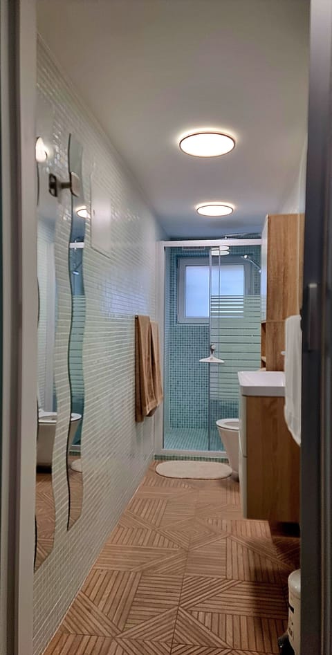 Shower, jetted tub, hair dryer, towels