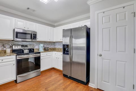 Full Kitchen: Granite countertops, dishwasher, oven, microwave, Keurig and more!